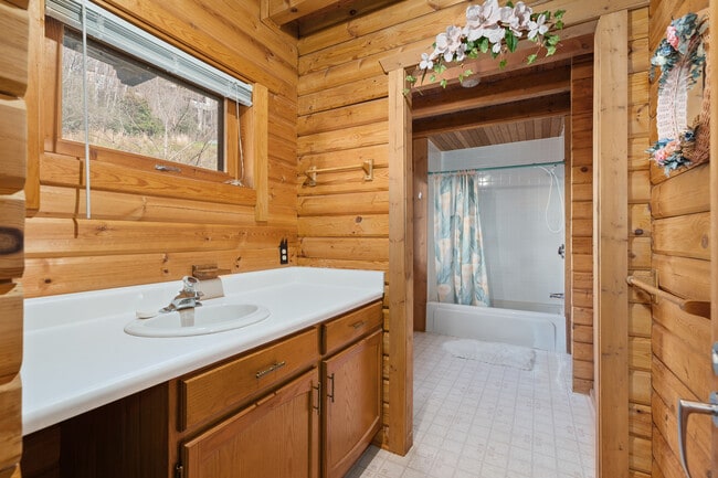 Building Photo - 168 Valley Creek Dr