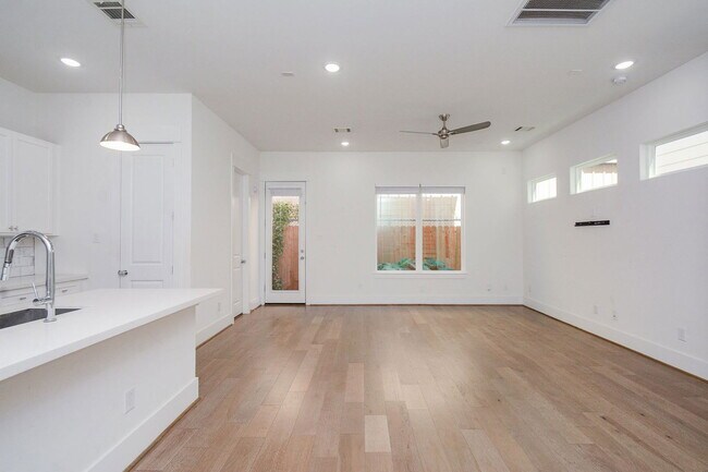 Building Photo - 310 Cyclamen St