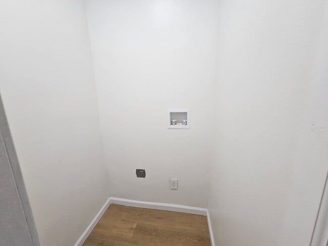 Building Photo - Fully update 1 bedroom 1 bath apartment fo...