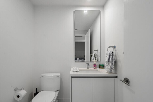 Building Photo - 730 N Ocean Blvd