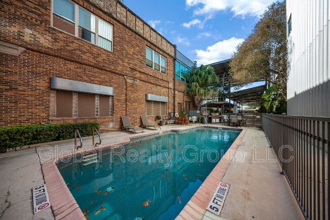 Building Photo - 1339 S Flores St