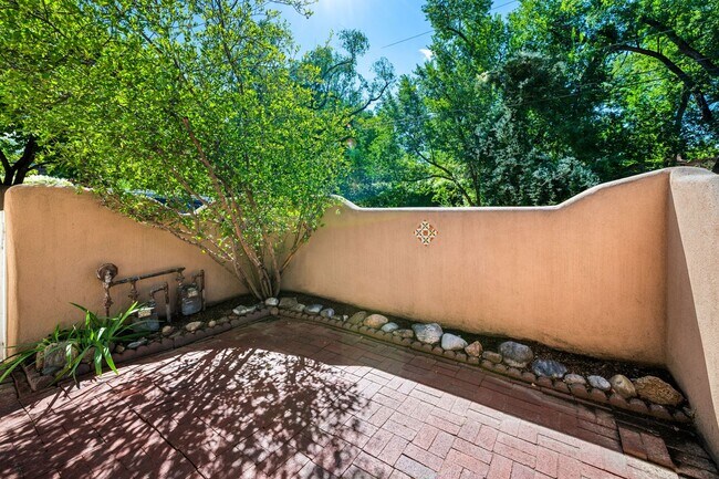 Building Photo - 1 MO. FREE RENT! Snug One-Bedroom on Histo...