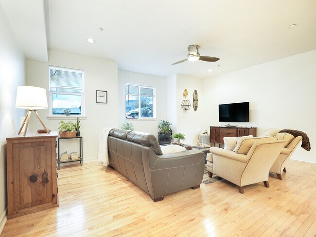 Building Photo - 190 E 7th Ave