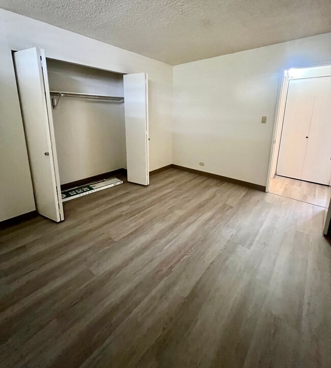 Building Photo - 1 Bedroom at Likini West* Parking * New Fl...