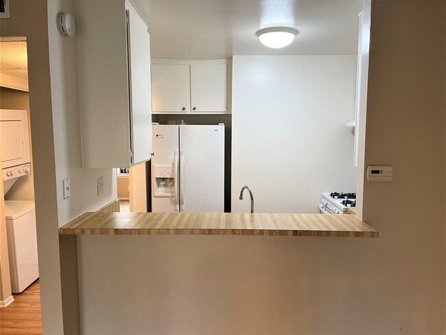Building Photo - PET FRIENDLY One Bedroom Condo in a Peacef...