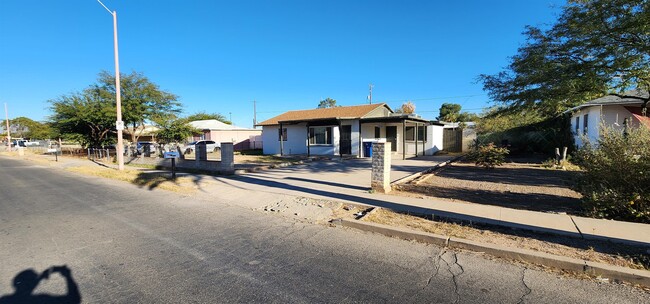 Primary Photo - 2126 E Hidalgo Vista
