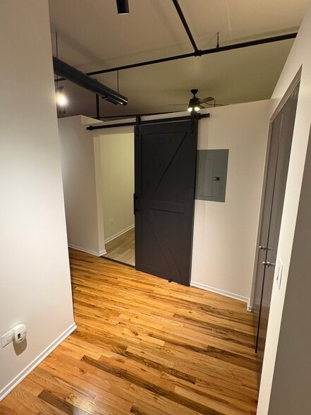 Foyer - 6 S Laflin St