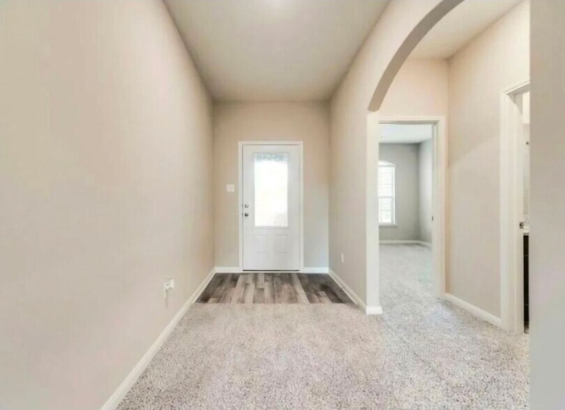 Building Photo - 2304 Dahlia Way