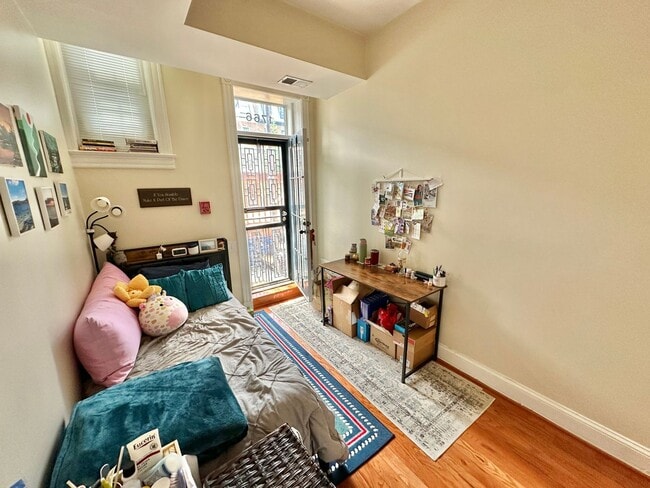 Building Photo - Dupont's Tree Lined Church Street 2 bedroom/1Bath Condo with Deck and Parking!