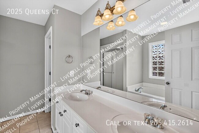 Building Photo - 2025 Queens Ct