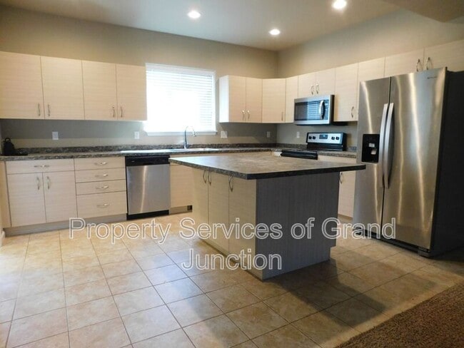Building Photo - 1546 Poplar Dr