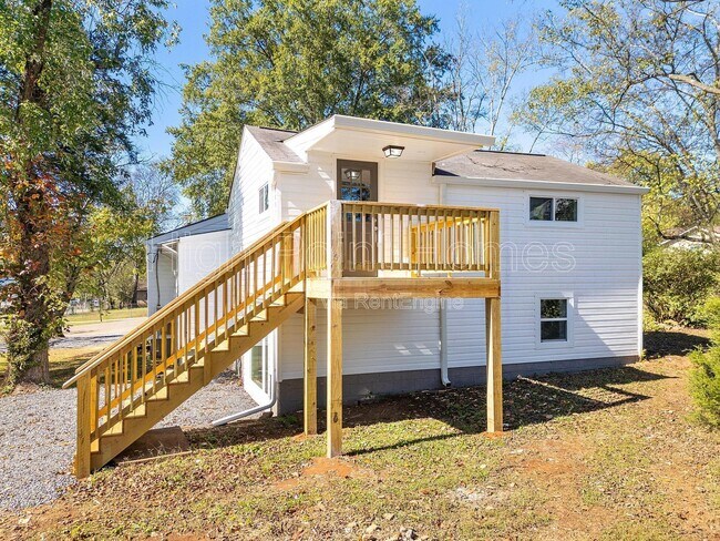 Primary Photo - 1201 E 32nd St