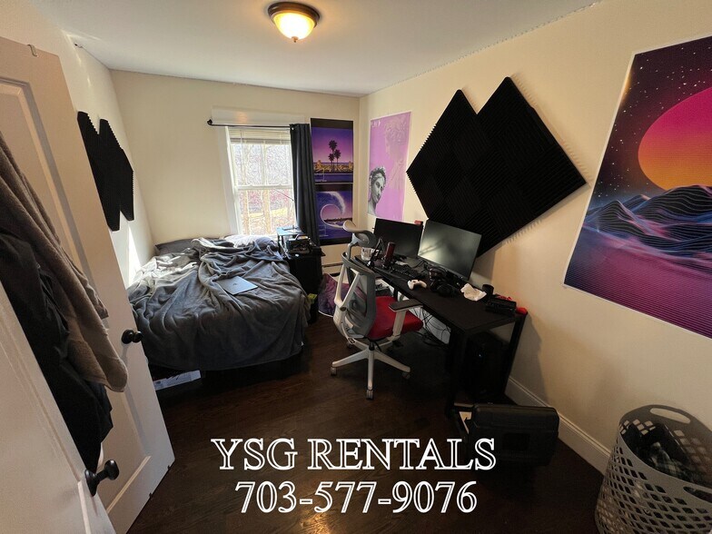 Building Photo - 4 Romar Ter