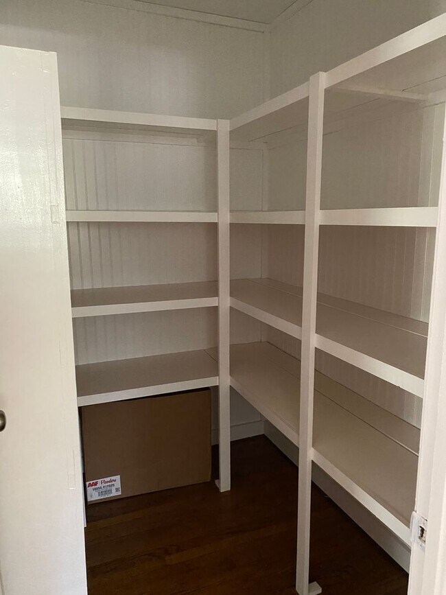 Building Photo - Come Home to Bayou View!!