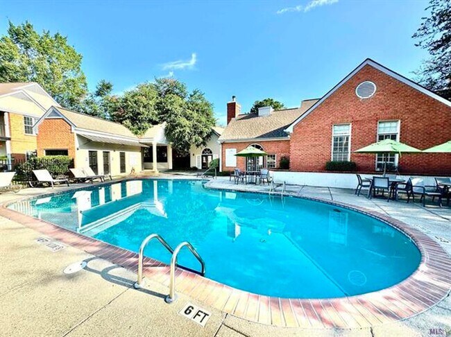 Building Photo - Beautifully Updated Three Bedroom Condo Ne...
