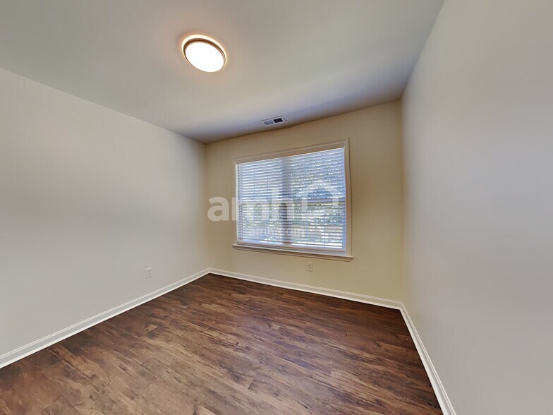 Building Photo - 2807 Sutherland Dr
