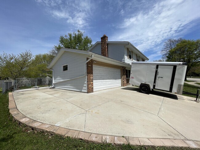 Building Photo - 1708 Howlett Ln