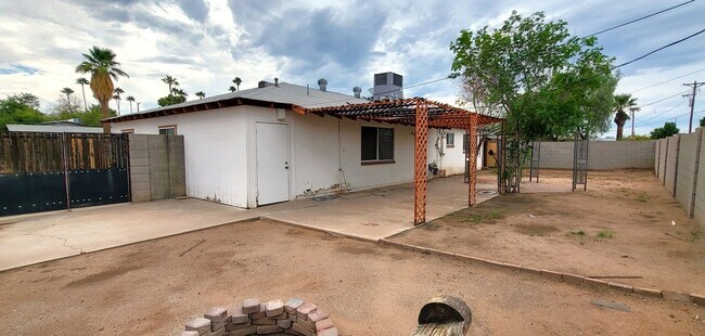 Building Photo - NICE 4 BED 2 BATH CORNER LOT HOME!!!!