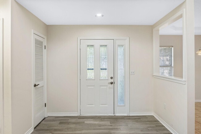 Building Photo - 305 Parkwood Pl