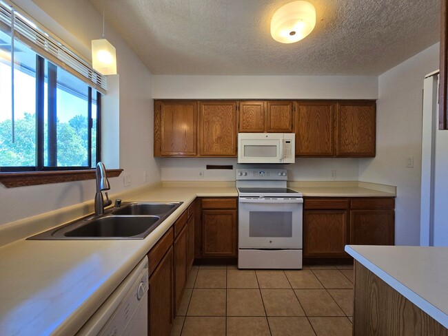 Building Photo - Centrally Located Quiet 2nd Story Condo unfurnished