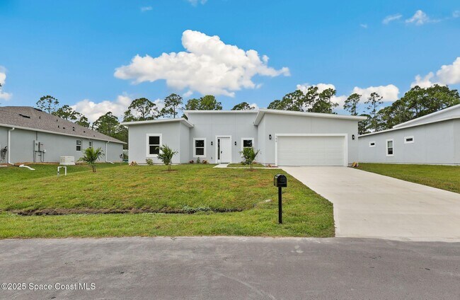 Building Photo - 746 Harriet Ave SW