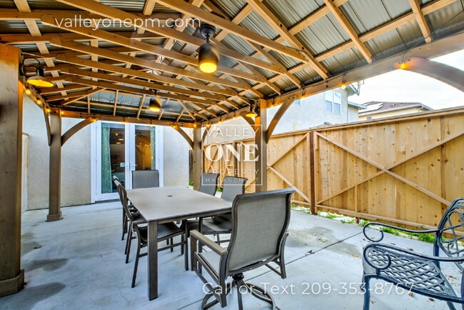 Building Photo - Luxury Private Furnished 2 Bed 2 Bath Suite With Private Courtyard - Utilities Included!