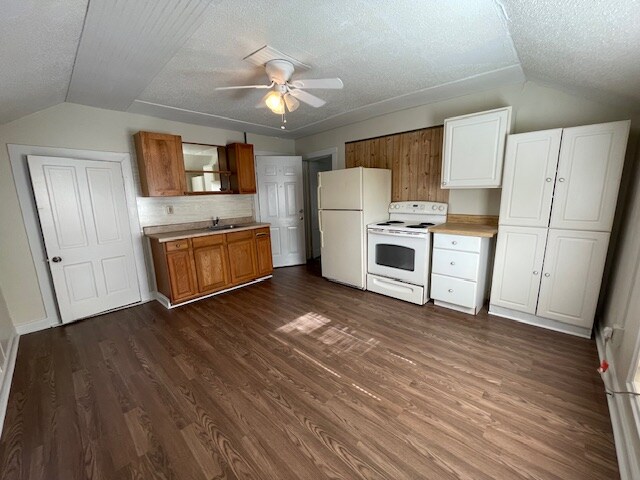 Building Photo - 300 Sortwell St