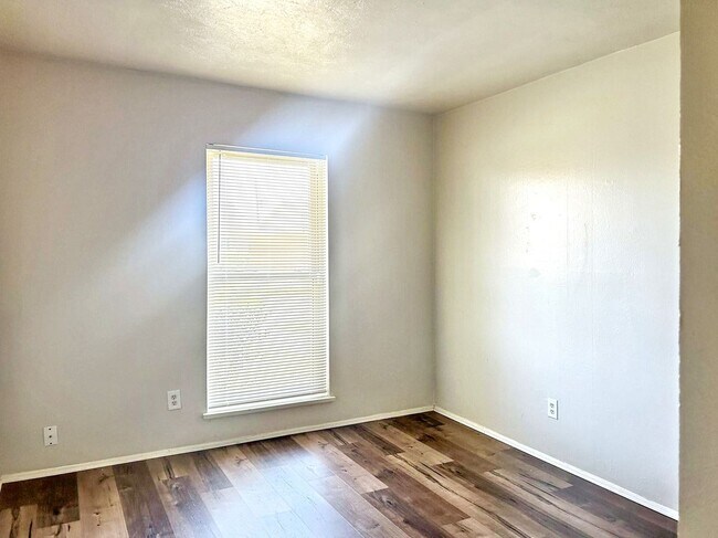 Building Photo - Effortless Living in a Beautifully Modernized Space!