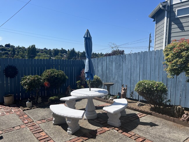 Building Photo - 3219 31st Ave W