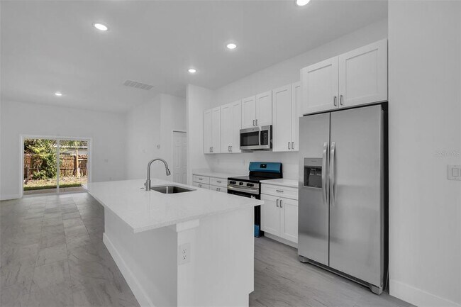 Building Photo - 1221 SW 5th St