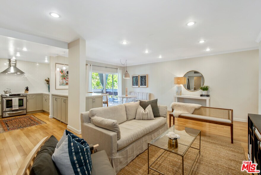 Building Photo - 8550 Holloway Dr