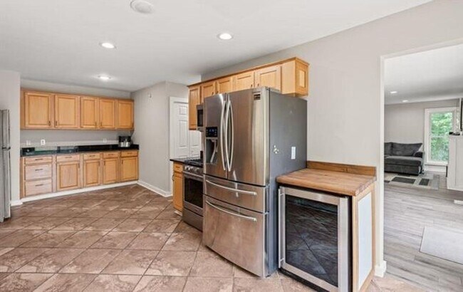 Building Photo - MULTI-LEVEL CONTEMPORARY HOME NEAR THE SALUDA RIVER