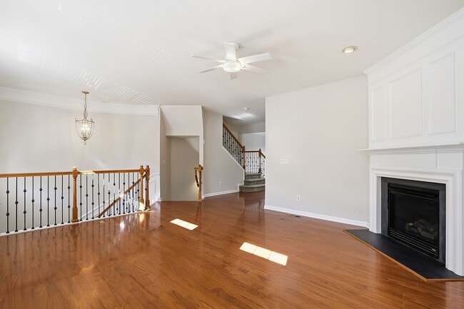 Building Photo - STUNNING TOWNHOME-AVAILABLE FOR IMMEDIATE ...