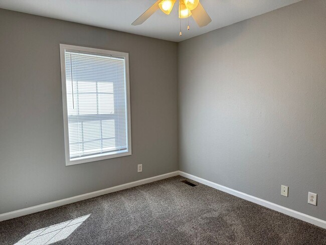 Building Photo - Fry - 918 1/2 Kingsbury Dr