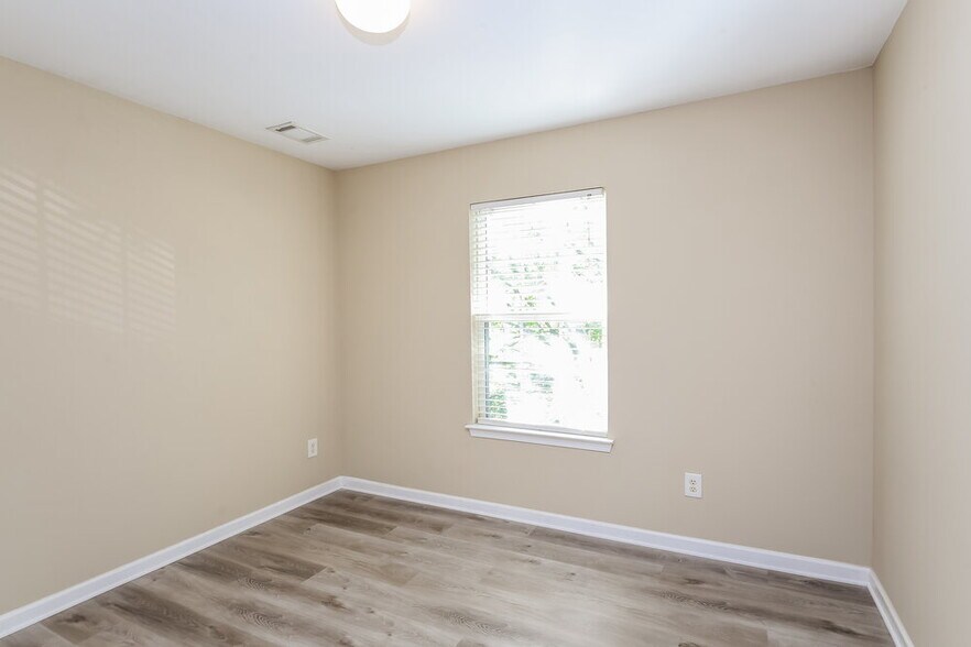 Building Photo - 906 Lakeside Ct