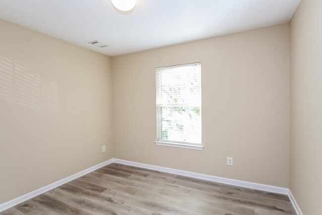 Building Photo - 906 Lakeside Ct