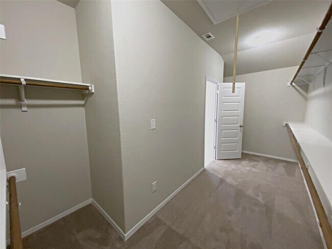 Building Photo - 20915 Oak Dale Dr