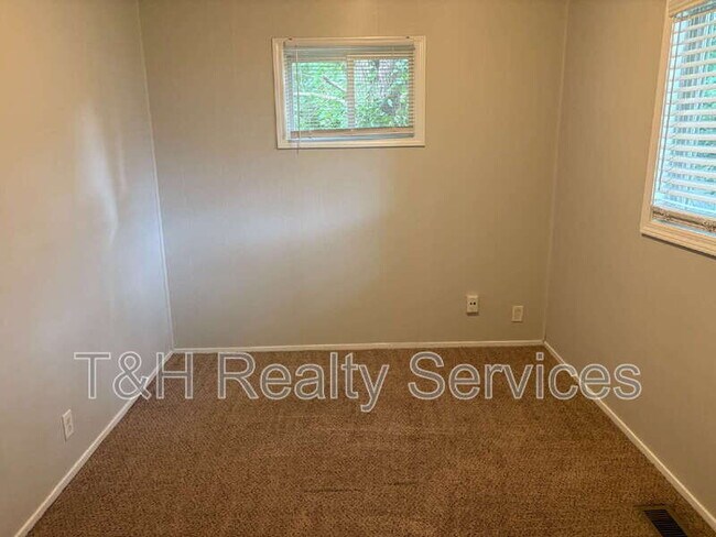 Building Photo - 636 Park Dr