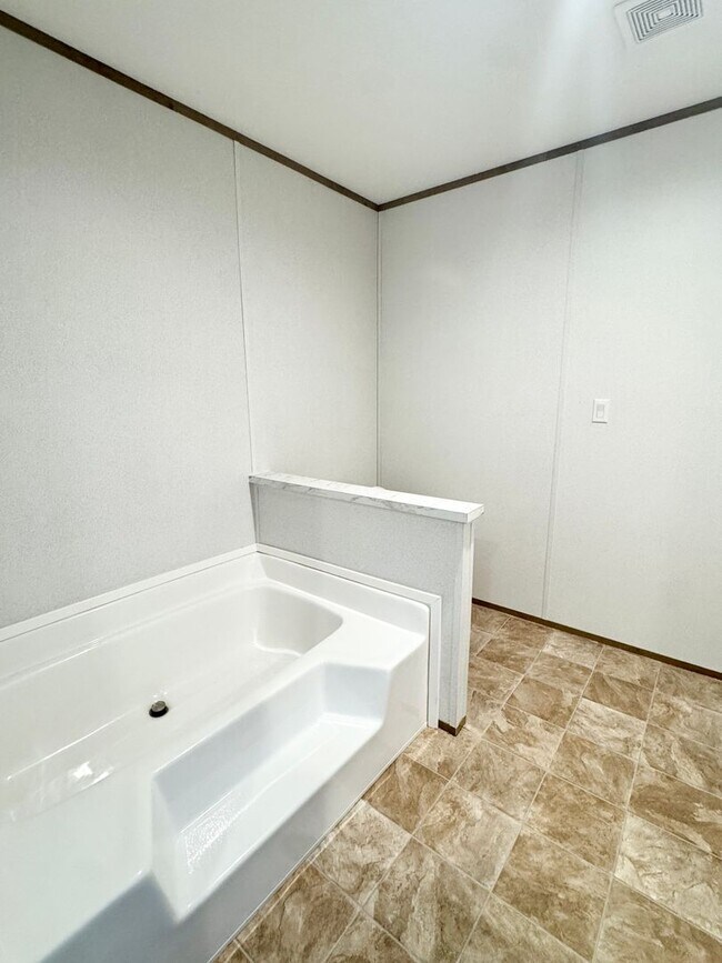 Building Photo - Move in Ready! 3 bedrooms/ 2 Baths! Beautiful space!