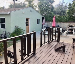 out door dining and bbq - 3754 Ashwood Ave