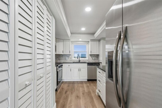 Building Photo - 7050 Sunset Dr S