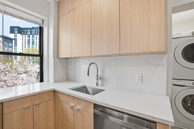 Building Photo - 233 1/2 Summit Ave