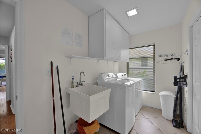 Building Photo - 3055 Round Table Ct