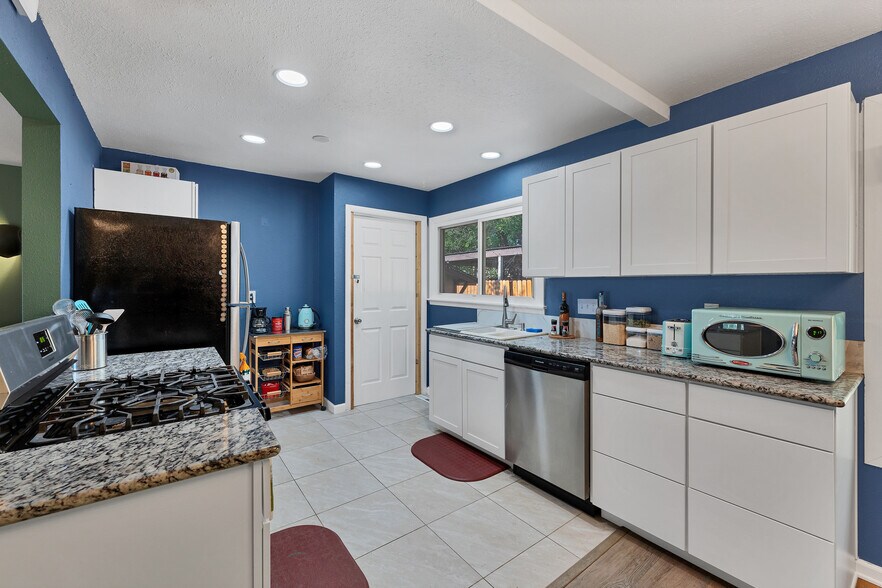 Building Photo - 2628 Green Ridge Dr