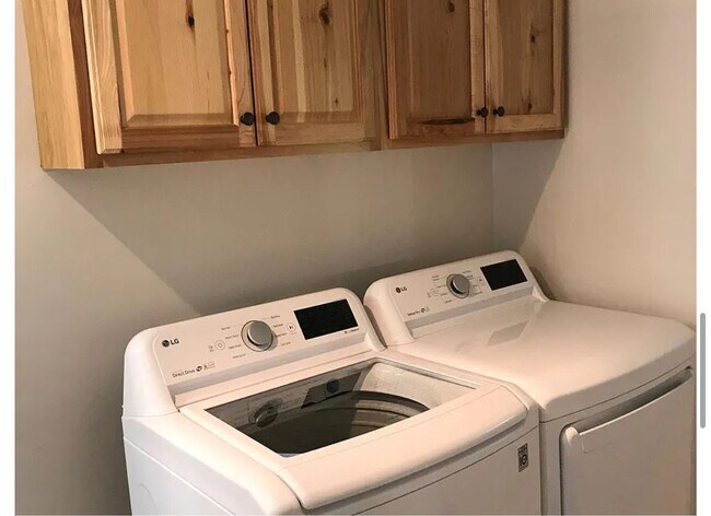 Building Photo - 4-bedroom, 2.5-bathroom HOME FOR RENT!