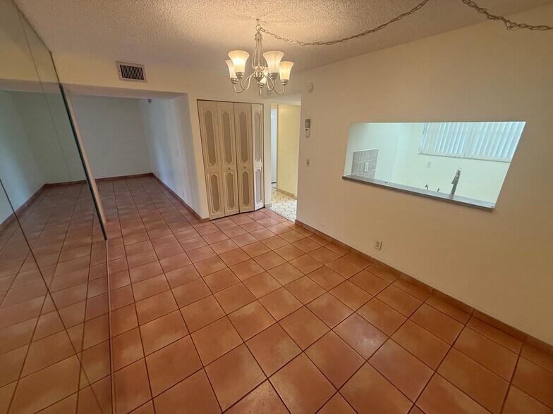 Building Photo - 6075 N Sabal Palm Blvd