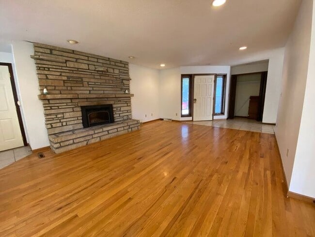 Building Photo - $2,700 | 4 Bedroom, 3.5 Bathroom Home | Pe...