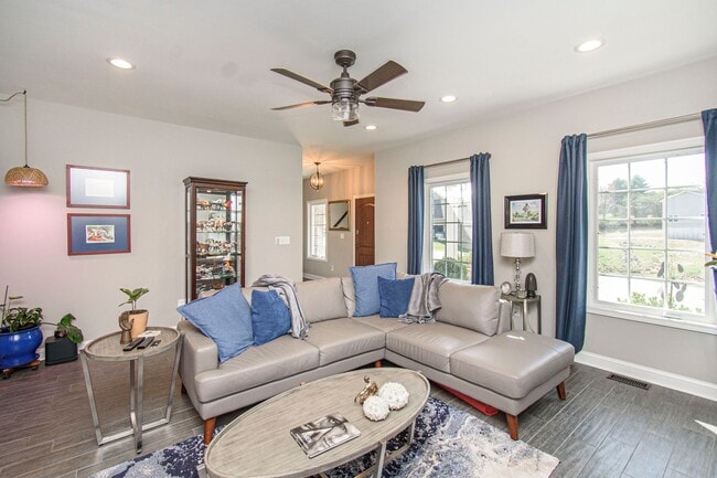 Building Photo - Spacious Home with Hot Tub, Fenced Yard an...