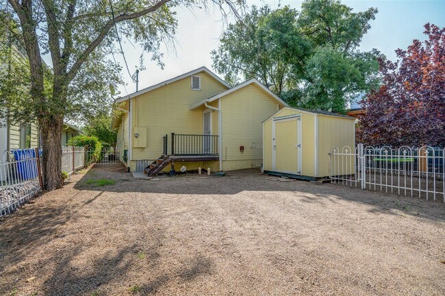 Building Photo - Home and Office potential!