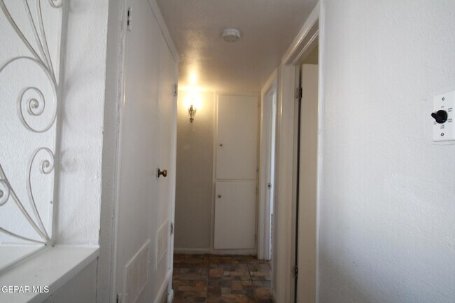 Building Photo - 317 Thunderbird Dr